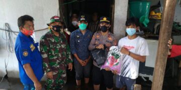 Polsek Danau Sembuluh Bersama Muspika Bagikan Sembako ke Warga Terdampak Banjir