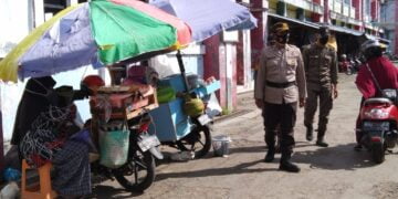 Tim Yustisi Polres Seruyan Bersama Sat Pol PP Berikan Himbauan Prokes