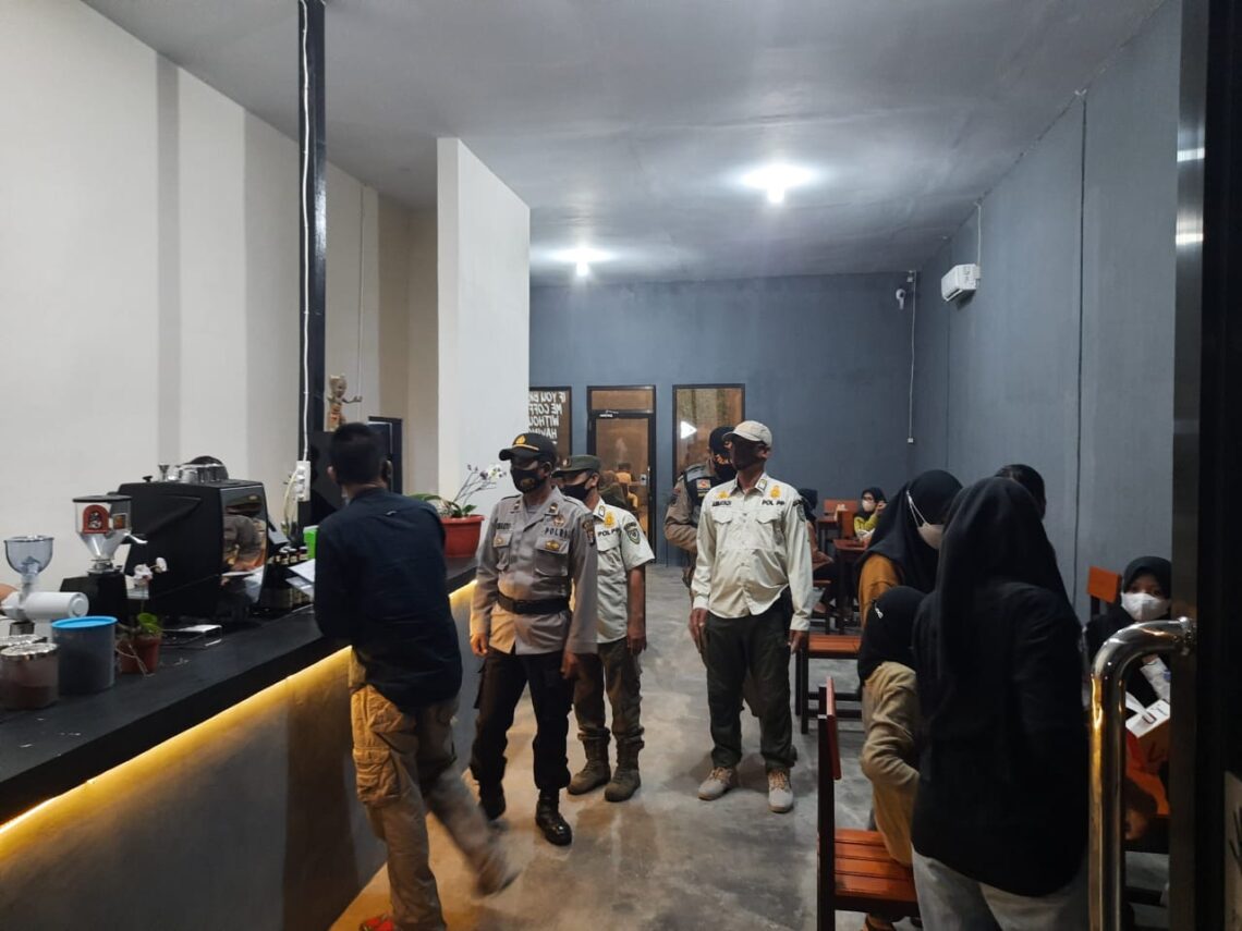 Regu KRYD Polres Seruyan dipimpin oleh Ka SPKT Polres Seruyan melaksanakan Patroli Himbauan Prokes kepada masyarakat di seputaran Kota Kuala Pembuang. Foto : Tbn