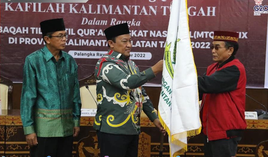 Wakil Gubernur Kalimantan Tengah, H. Edy Pratowo memberangkatkan Kafilah yang akan mengikuti Musabaqah Tilawatil Qur’an (MTQ) tingkat Nasional XXIX tahun 2022 di Provinsi Kalimantan Selatan, Minggu (9/10/2022). Foto : Ist