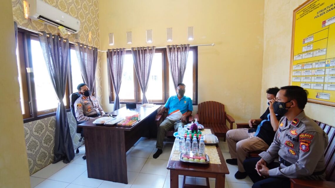 Kapolres Seruyan mendapatkan kunjungan dari PT. Salonok Ladang Mas yaitu Chief Security, Untung, ketika melaksanakan kunjungan di Polsek Danau Sembuluh. Foto : Tbn