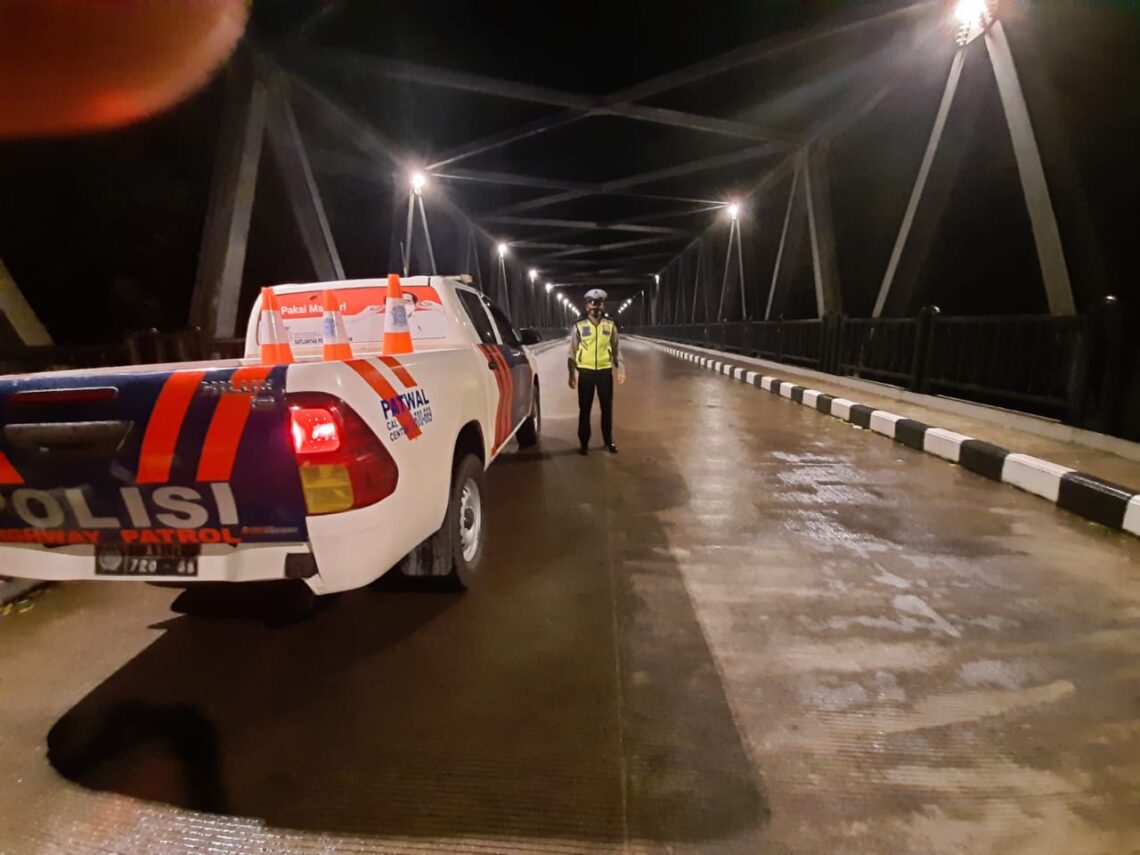 Guna mengantisipasi balap liar atau Bali, Satlantas Polres Seruyan melaksanakan patroli di lokasi rawan balap liar, Sabtu dini hari, (9/10/2021). Foto : Tbn