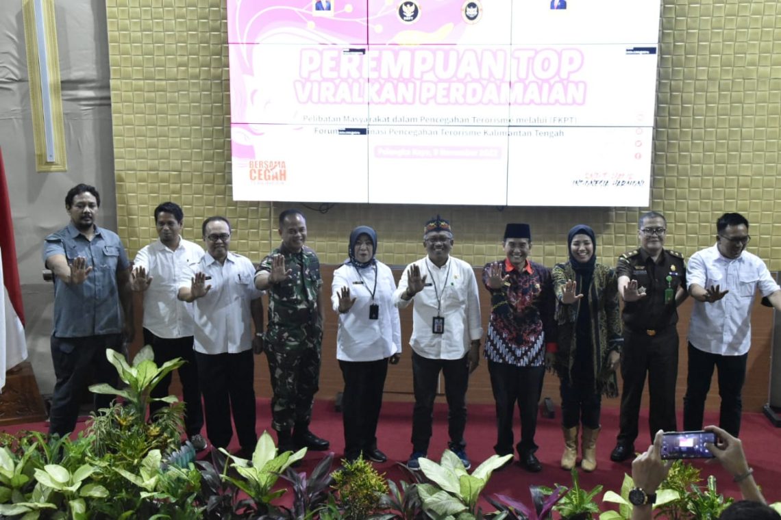Asisten Pemkesra Katma F. Dirun foto bersama dengan undangan usai pembukaan kegiatan, Rabu (9/11/2022). Foto : Ist