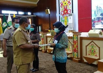 Habib Serahkan Sertifikat Tanah Program PTSL