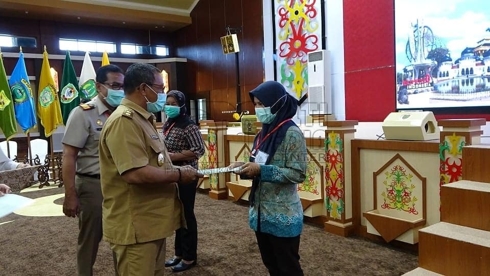 PlT Gubernur Kalteng Habib Ismail Bin Yahya menyerahkan sertifikat tanah progran PTSL secara simbolis kepada warga Kota Palangka Raya, Senin (9/11/2020). Foto : BA