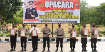 Kapolres Seruyan Memberikan Reward Kepada 6 Perwira Berprestasi
