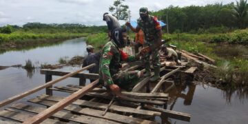 Danrami 1011-02 Bersama Warga Bangun Jembatan dengan Gotong Royong