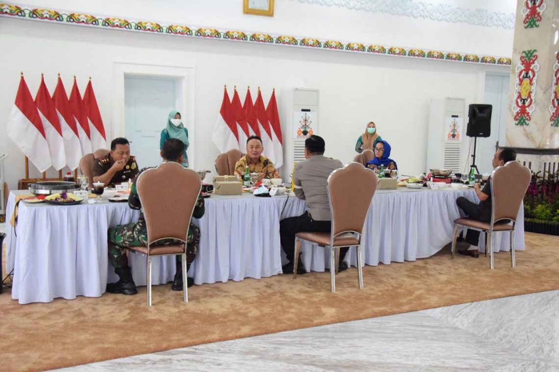 Suasana ratas sembari makan siang Forkopimda Kalteng. FOTO : sie penkum kejati kalteng.