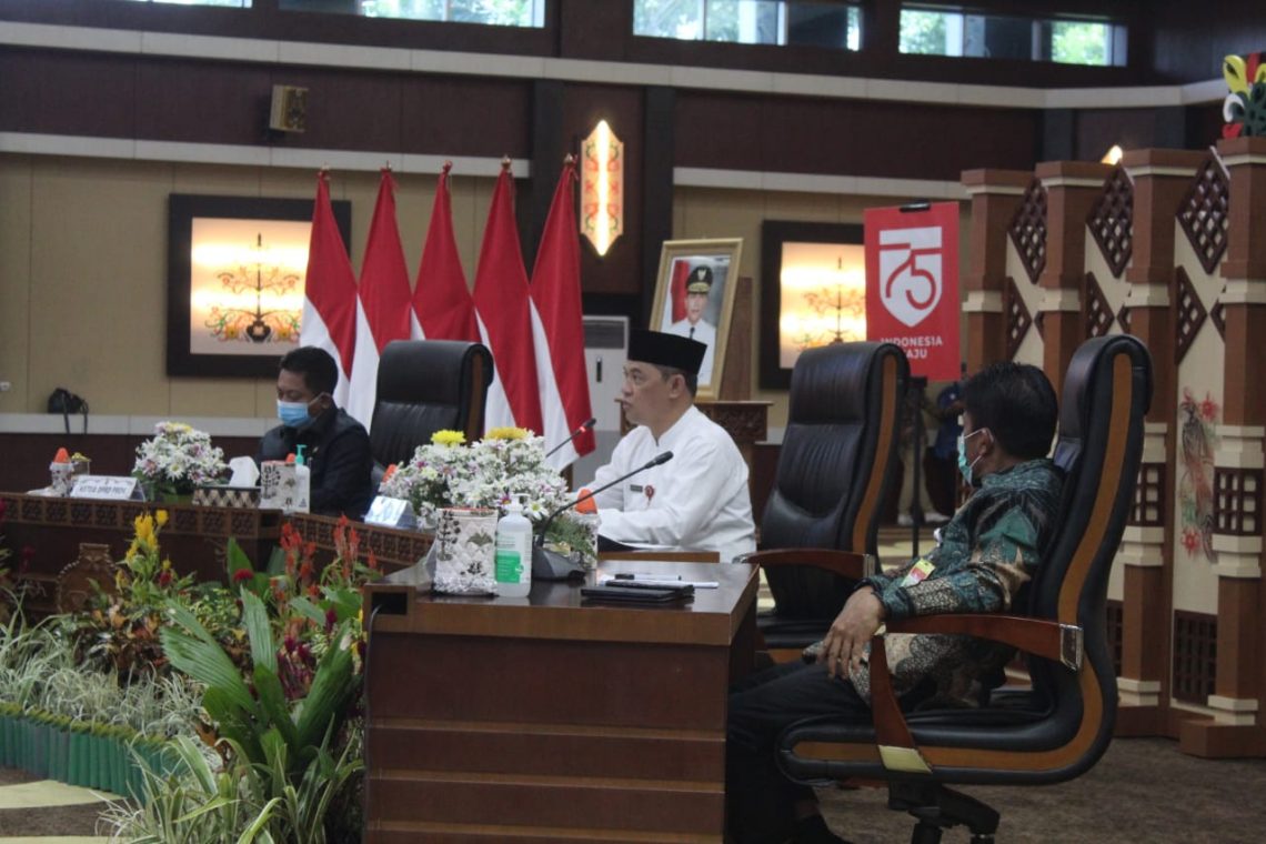 Sekretaris Daerah Provinsi Kalimantan Tengah Fahrizal Fitri (kemeja putih) sedang memimpin Rapat Terbatas (Ratas) dalam rangka Program Pengawalan Kementerian Pertanian Republik Indonesia (Kementan RI). FOTO : ist.