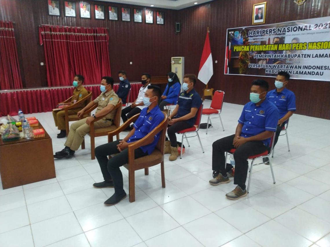 Bupati Lamandau H. Hendra Lesmana (tengah depan) di dampingi oleh Kepala Dinas Komunikasi dan Informatika dan Ketua PWI Kabupaten Lamandau mengikuti acara puncak peringatan Hari Pers Nasional (HPN) tahun 2021. FOTO : by.