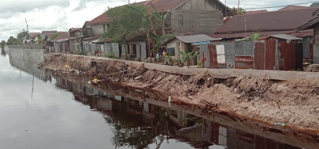 Kondisi drainase yang ambruk di kawasan Pasar Kahayan Kota Palangka Raya. FOTO : fer.