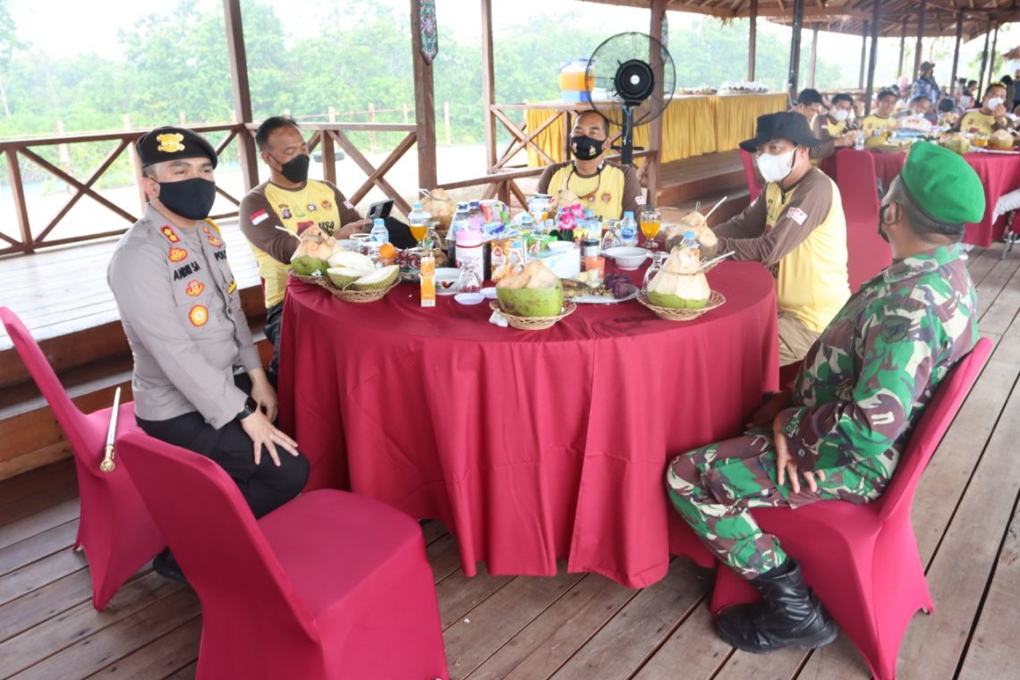 Kapolda Kalteng Irjen. Pol. Dr. Dedi Prasetyo, M.Hum., M.Si., M.M., (dua dari kiri) bersama Danrem 102/PP, Kapolresa Katingan dan Forkopimda Kalteng saat menikmati durian di Danau Biru Katingan. FOTO : tbn.