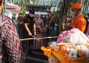 Kajati Kalteng Baru Disambut Potong Pantan