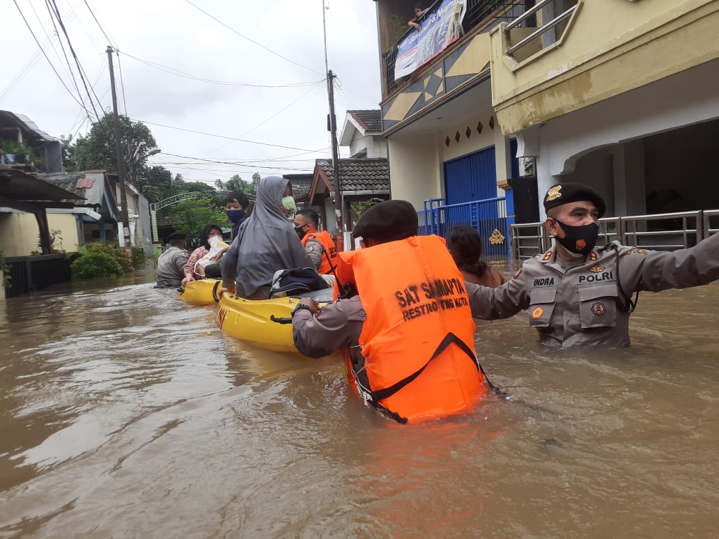 Anggota TNI-Polri kompak membantu warga terdampak banjir diberbagai wilayah di tanah air. FOTO : ist.