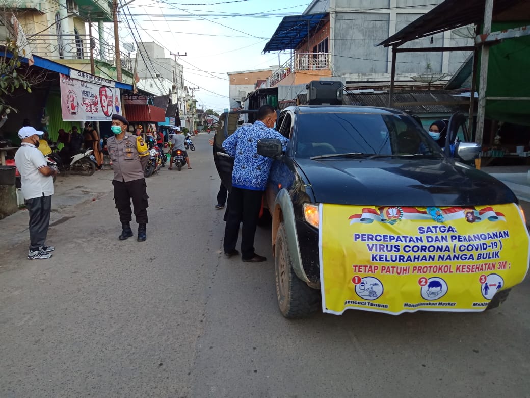 Petugas Kelurahan Nanga Bulik bersama satgas Covid-19 saat sosialisasi protokol kesehatan. FOTO : by.