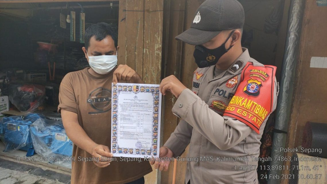 Bhabinkamtibmas Food Estate Polsek Sepang Bripda Harbuba sedang mensosialisasikan Maklumat Kapolda Kalteng. FOTO : tbn.