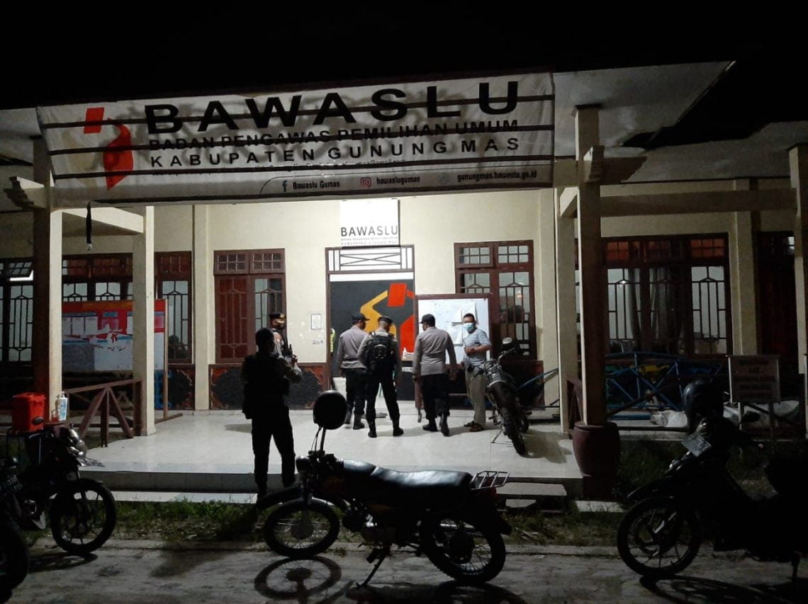 Jajaran Polres Gunung Mas saat melakukan patroli malam di kantor Bawaslu. FOTO : tbn.