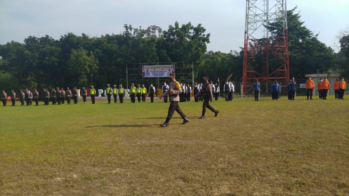 Kapolres Lamandau AKBP Arif Budi Purnomo, S.I.K., M.H., saat memeriksa barisan peserta apel gabungan pencegahan karhutla. FOTO : by.
