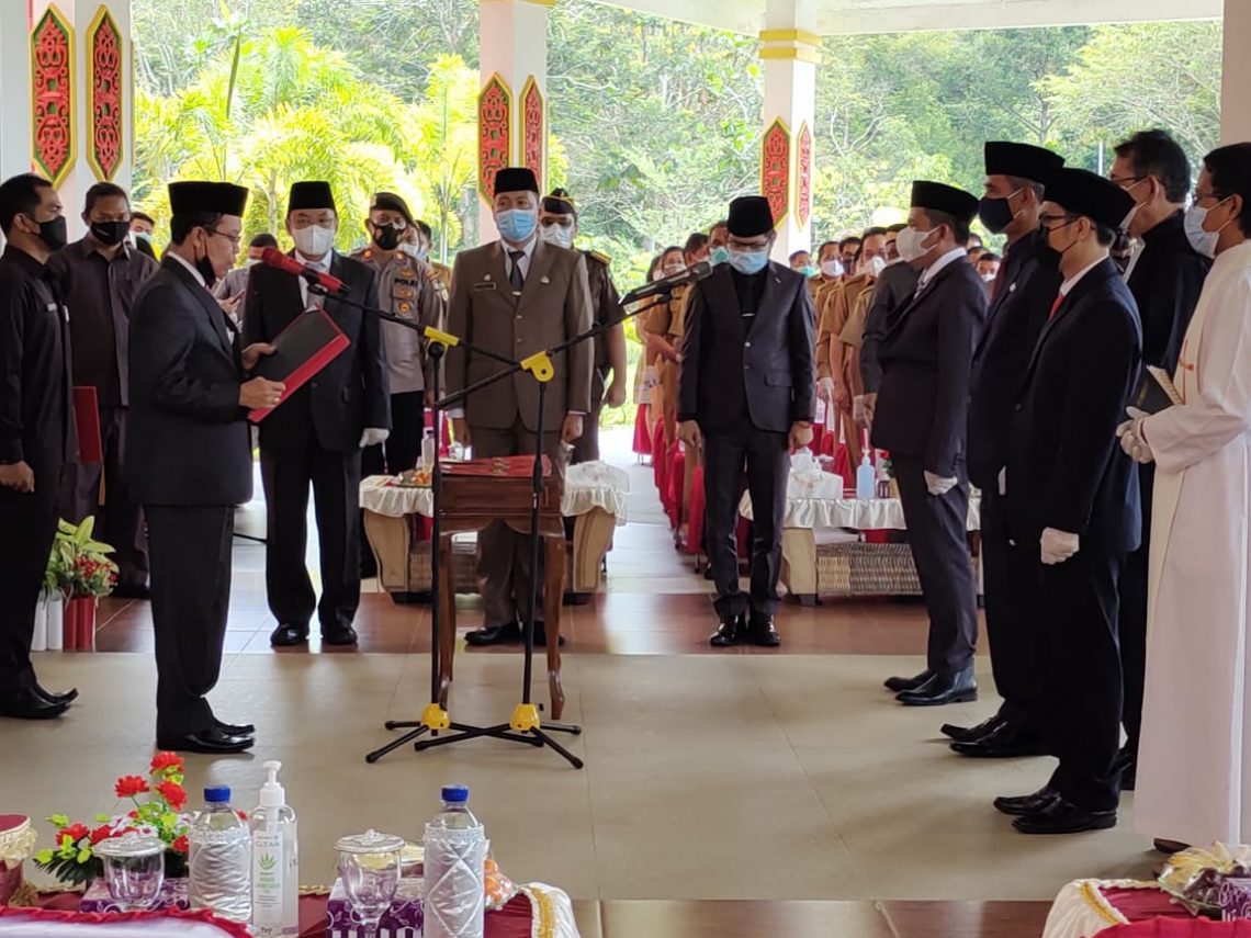 Bupati Katingan, Sakariyas, S.E., saat melantik dan mengambil sumpah/janji jabatan Pj Sekda, pejabat administrator, pengawas dan pejabat fungsional di lingkungan Pemkab Katingan di halaman kantor Bupati Katingan, Senin (1/3/2021). FOTO : penkum kejati kalteng.