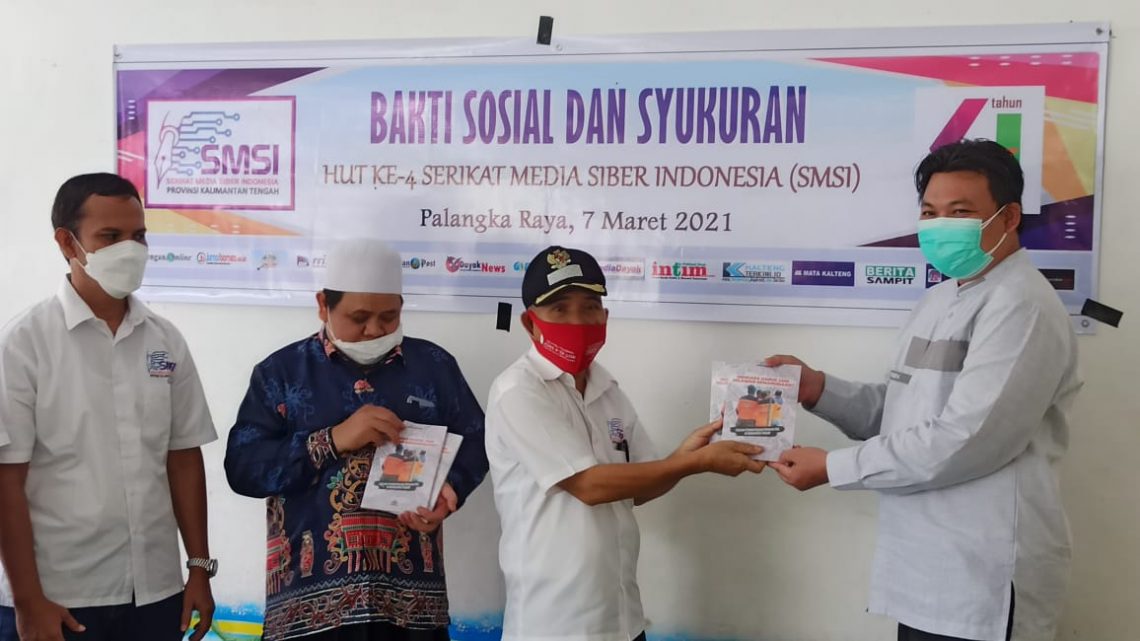 Tokoh pemuda Provinsi Kalimantan Tengah, H. Heru Hidayat saat melakukan launching buku dan penyerahan karyanya yang berjudul "Mengapa Harus Jadi Relawan Kemanusiaan?" kepada Ketua Serikat Media Siber Indonesia (SMSI) Provinsi Kalimantan Tengah, H. Sutransyah. FOTO : red.