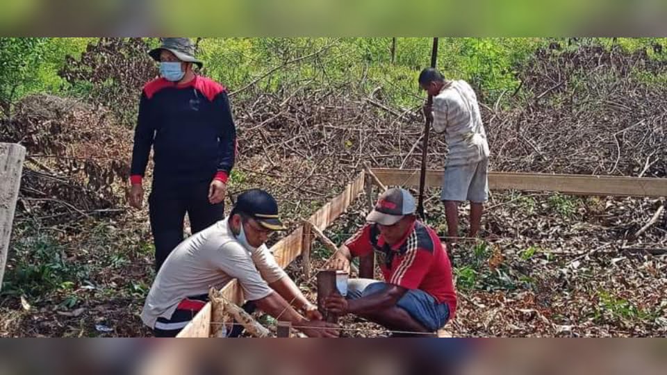 Warga dan Babinsa sedang bergotong royong membangun rumah milik Nurhayati, Sabtu (13/3/2021). FOTO : mc. Isen mulang.