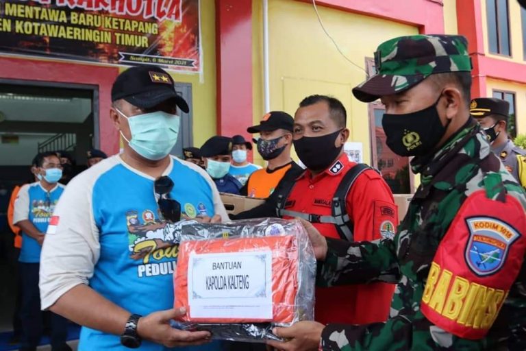 Kapolda Kalteng Irjen Pol. Dr. Dedi Prasetyo, M.Hum., M.Si., M.M., saat memberikan bantuan kepada petugas posko karhutla di Jalan Pelita Lingkar Luar Kota Sampit, Kabupaten Kotawaringin Timur, Sabtu (13/03/2021) pukul 16.00 WIB. FOTO : tbn.