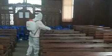 Cegah Penyebaran Covid-19, Polsek Tewah Semprot Gereja dengan Disinfektan