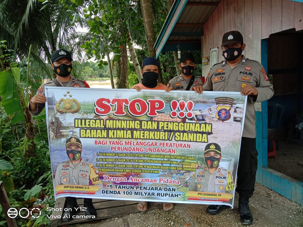 Bhabinkamtibmas Polsek Sepang saat berikan sosialisasi Illegal Mining. FOTO : tbn.