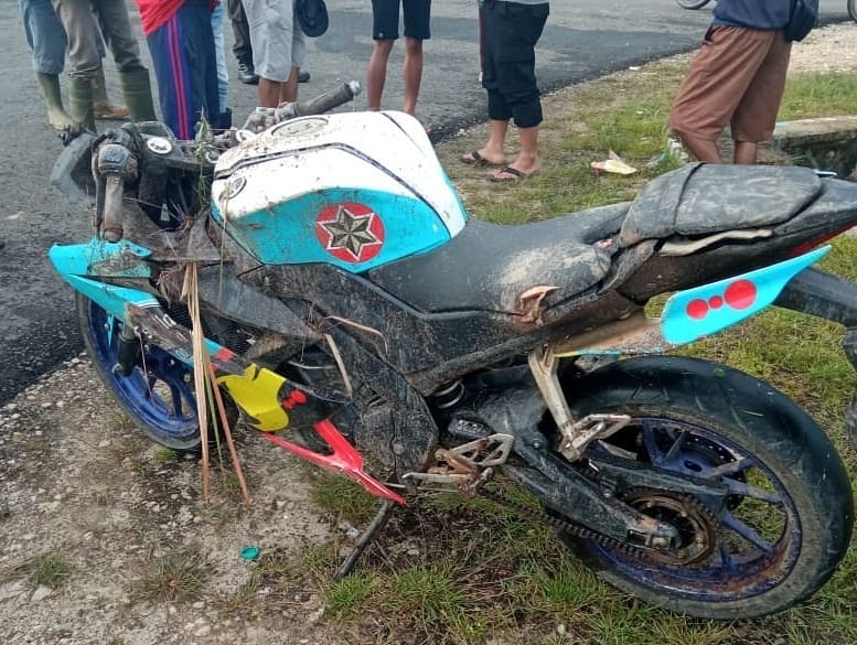 Motor Yamaha R15 yang digunakan Warsito (21) dalam Laka Tunggal di Jalan Minun Dehen Km 1,5 tepat di Depan Gerbang Bandara Tumbang Samba, Kecamatan Katingan Tengah, Kabupaten Katingan, Sabtu (9/1/2021) sekitar pukul 15.30 WIB. Foto : Tbn