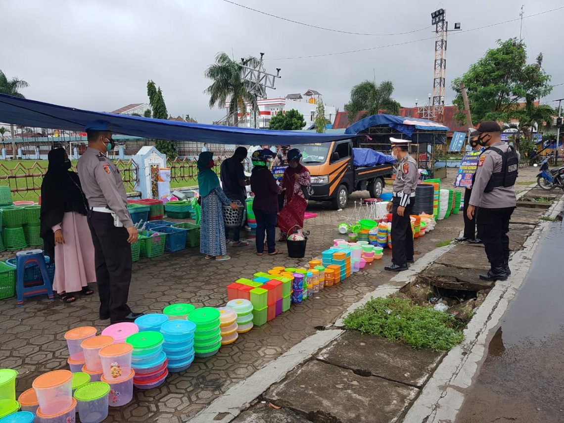 Personil Polres Seruyan Polda Kalimantan  Tengah melaksanakan Kegiatan Satgas Yustisi dengan Melakukan Himabuan Dan Razia Masker di wilayah hukum Polres Seruyan pada hari Minggu pagi (10/1/2021). Foto : TN