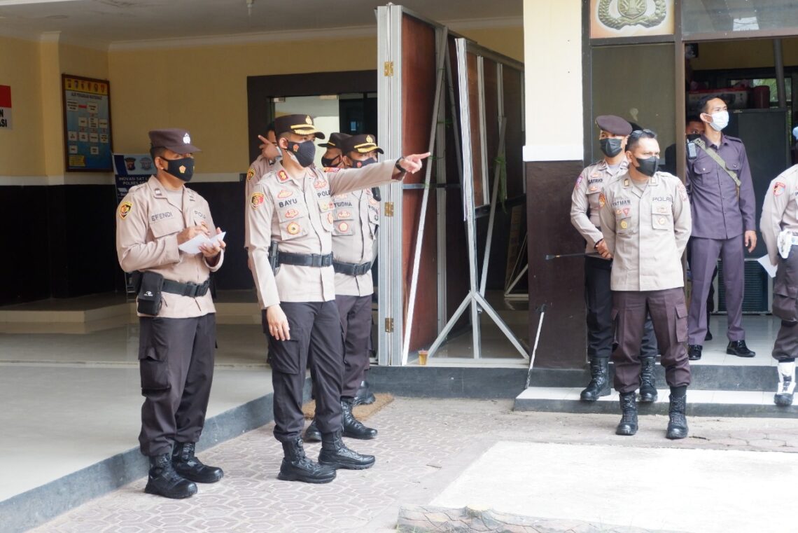Kapolres Seruyan AKBP Bayu Wicaksono, S.H., S.I.K., M.Si., melaksanakan pengecekan kesiapsiagaan personel yang berada diruang kerja Bagren Polres Seruyan, Senin (10/01/2022). Foto : Tbn