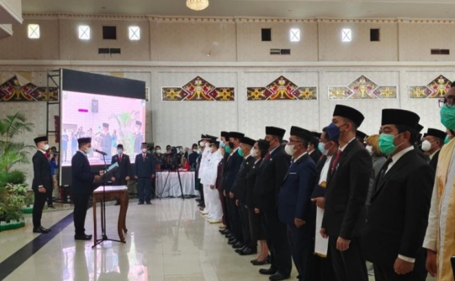 Bupati Murung Raya melantik pejabat di Pemkab Murung Raya Jumat (7/1/2022). Foto : Kpl