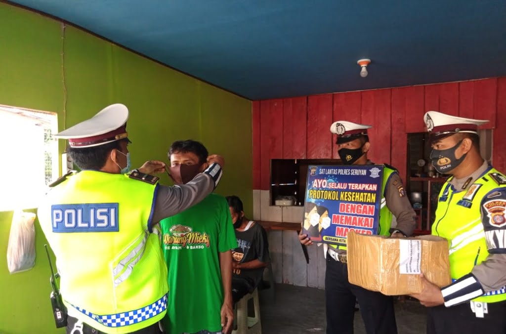 Satlantas Polres Seruyan Sambangi Warga dan himbau warga untuk Patuhi Protokol Kesehatan Covid-19, Rabu (10/2/2021). Foto : TN