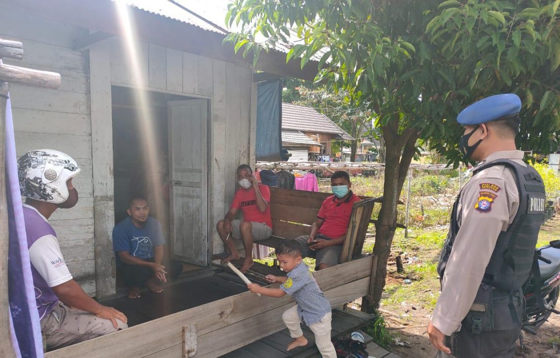 Personil Polairud Polres Seruyan saat menkamanyekan protokol kesehatan kepada warga pesisir DAS Seruyan, RAbu (10/2/2021/. Foto : TN