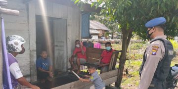 Personel Polair Polres Seruyan Sosialisasi Protokol Kesehatan kepada Warga Pesisir