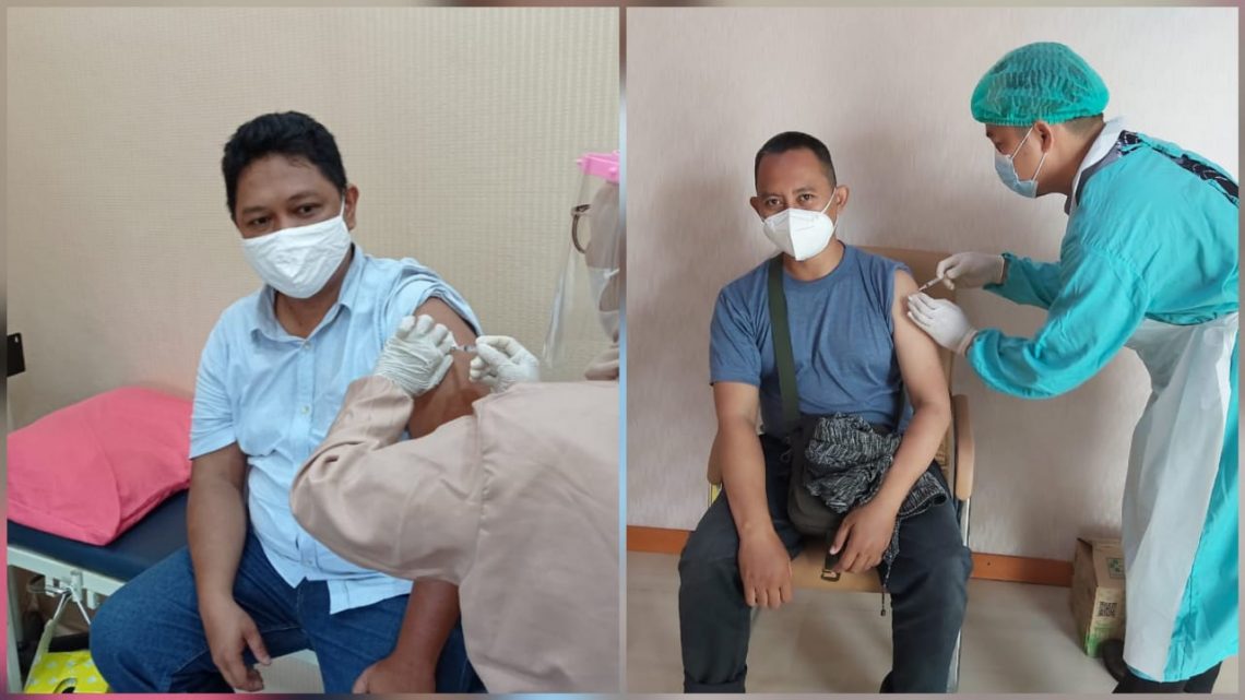 Hari Rabu (10/3/2021) sekitar pukul 08.00 WIB sampai 11.00 WIB, 63 orang jurnalis ini menerima penyuntikan Covid-19 di Kantor Kesehatan Pelabuhan di Jalan Adonis Samad Palangka Raya. Foto : fer