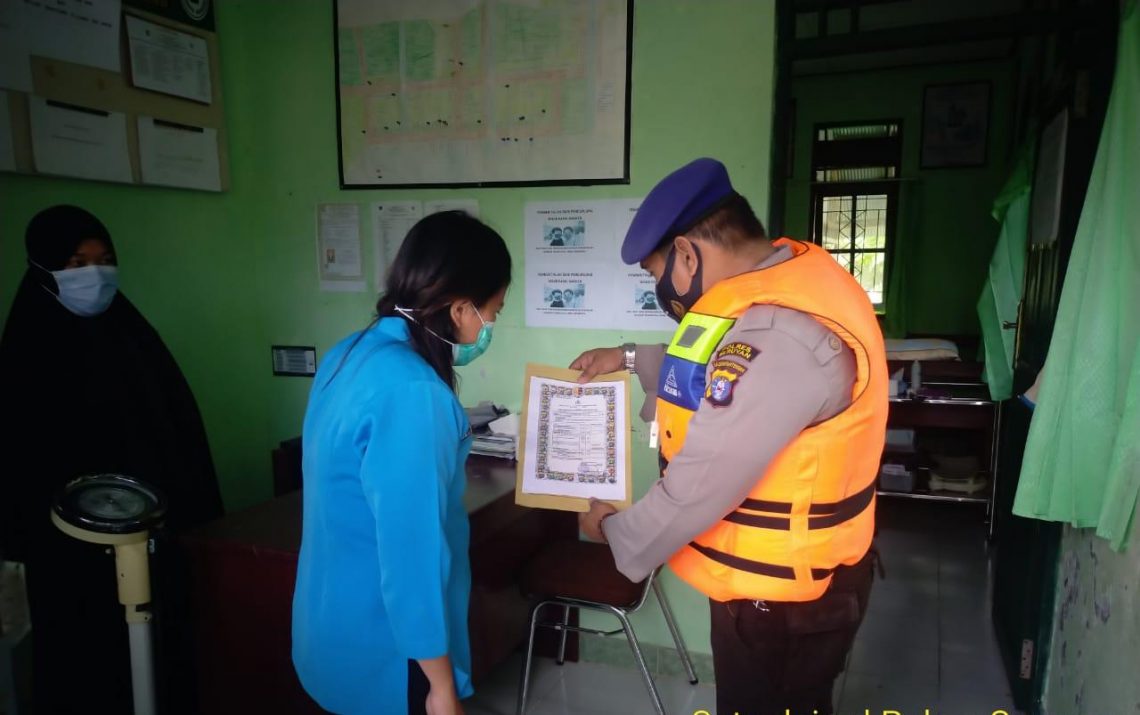 Satpolairud Polres Seruyan Polda Kalteng melaksanakan sosialisasi dan himbauan kepada masyarakat dan petani yang berada  di Bantaran DAS Seruyan, Rabu (10/3/2021). Foto : Tbn