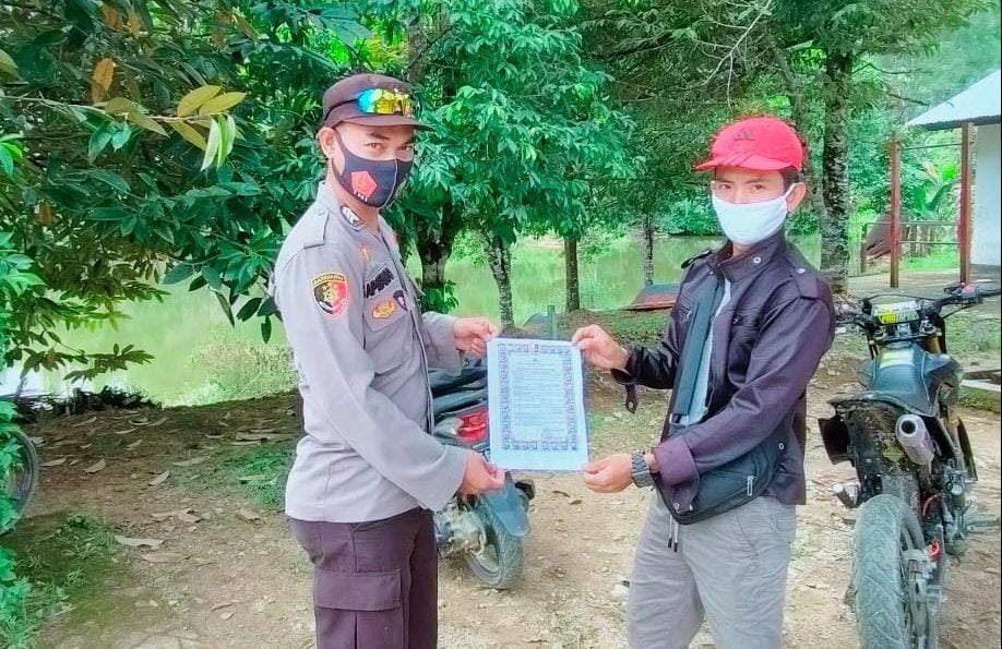 Anggota Polsek Seruyan Hulu Polres Seruyan Polda Kalteng melaksanakan penyebaran Maklumat Kapolda Kalteng tentang larangan membakar hutan dan lahan (Karhutla), Rabu 10/3/2021). Foto : Tbn