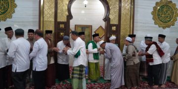 Jalin Silaturahmi, Gubernur H. Sugianto Sabran Salat Subuh Berjamaah di Musholla Asy-Syifa