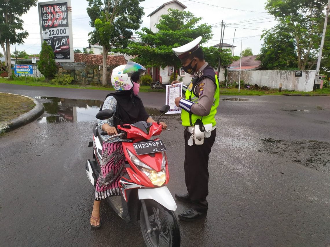 Sat Lantas Polres Seruyan melakukan sosialisasi kebakaran hutan dan lahan (karhutla) kepada Masyarakat Kuala Pembuang, Rabu (10/03/2021). Foto : TN