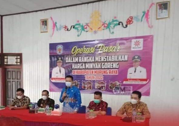 Sekretaris Daerah (Sekda) Murung Raya (Mura), Hermon, membuka operasi pasar dalam rangka menstabilkan harga minyak goreng di Kabupaten Murung Raya, bertempat di Aula Kantor Kecamatan Sungai Babuat, Kamis, (10/3/2022). Foto : Kpl
