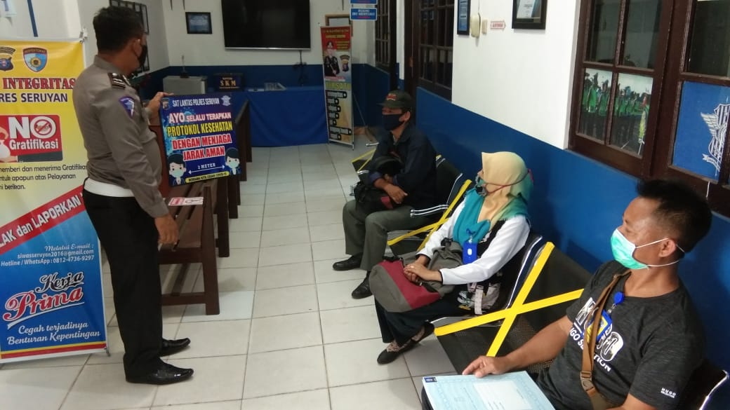 Sat Lantas Polres Seruyan Jajaran Polda Kalteng, melaksanakan Patroli Dialogis dan berikan imbauan Kamseltibcar Lantas kepada para pedagang serta melaksanakan imbauan Protkes Covid-19 di sekitaran Kota Kuala Pembuang, Sabtu (10/04/2021). Foto : Tbn