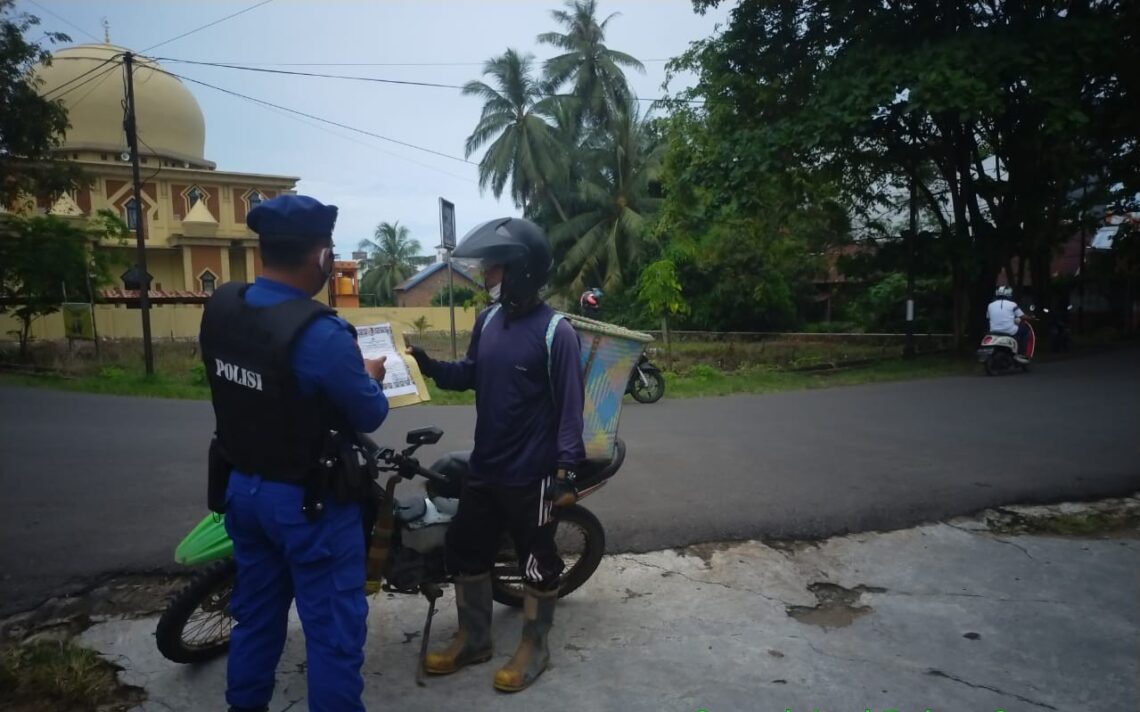 Personil Polairud Polres Seruyan laksanakan Sosialisasi Karhutla dilaksanakan di Sekitar Dermaga Bongkar Muat Kuala Pembuang Jalan Ais Nasution  kec. Seruyan Hilir Kab. Seruyan, Sabtu (10/04/2021) Pagi. Foto : Tbn