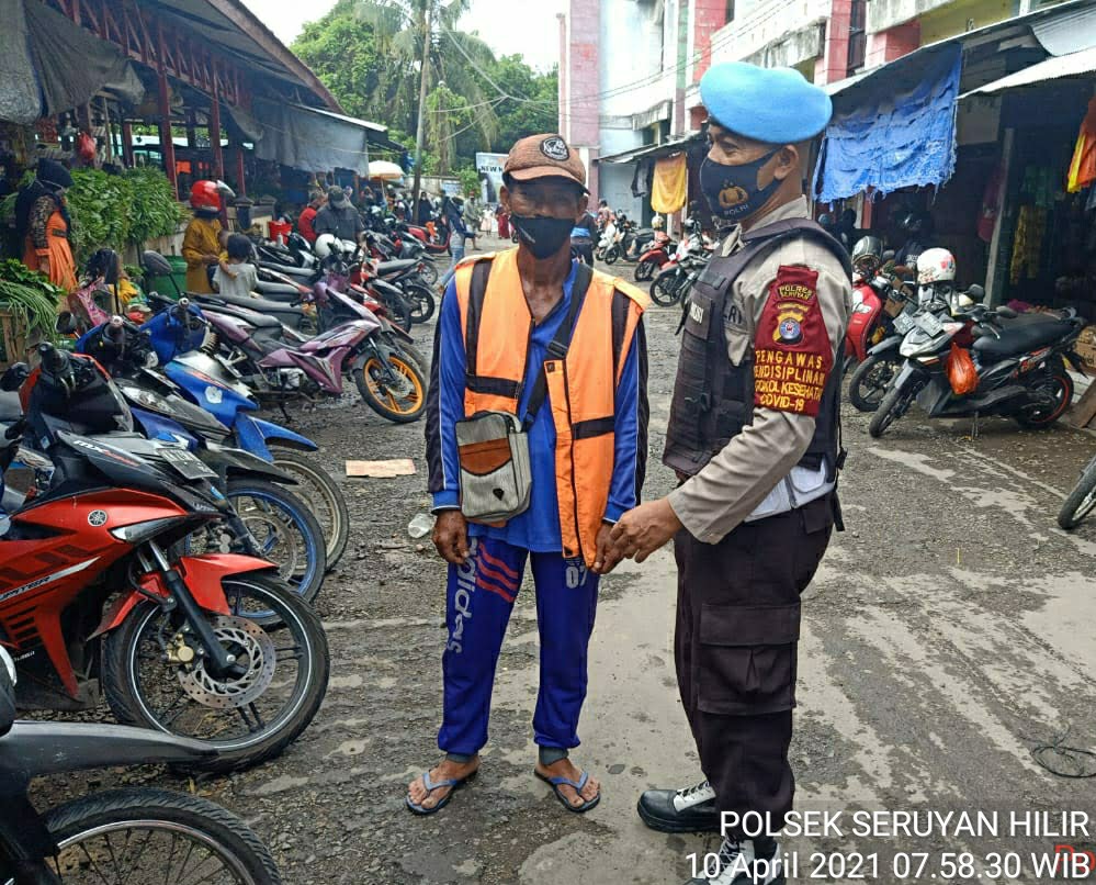 Personil Polsek Seruyan Hilir melaksanakan patroli dialogis di Pasar Saik Kuala Pembuang, Sabtu (10/4/2021). Foto : Tbn