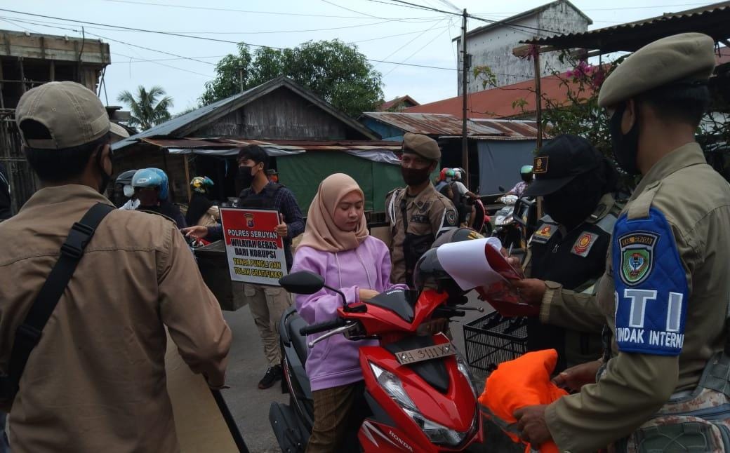 Polres Seruyan bersama dengan Satgas Operasi Yustisi Covid-19 kembali menggelar Giat Yustisi kepada masyarakat yang melanggar Protokol Kesehatan (Protkes) dengan melakukan raz.ia di Kota Kuala Pembuang, Sabtu (10/4/2021) pagi. Foto : Tbn