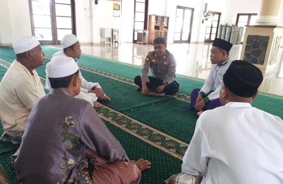 Kapolsek Hanau AKP Azmi Halim Permana S.I.K mengunjungi Masjid Nurmastiyah untuk menjalin silaturahmi kepada pemuka agama setempat, Jumat (10/4/2021). Foto : Tbn