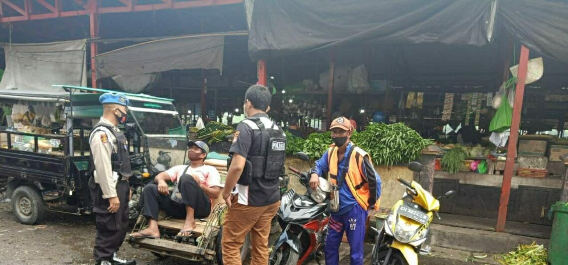 Anggota Polsek Seruyan Hilir (Serhil) Polres Seruyan terus melakukan patroli menyasar tempat-tempat keramaian pasar mendisiplinkan protokol kesehatan (Prokes), Sabtu (10/4/2021). Foto : Tbn