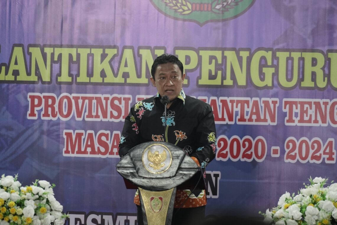 Wakil Gubernur Kalteng H. Edy Pratowo saat membacakan sambutan tertulis Gubernur Kalteng pada Pelantikan Pengprov PBSI Kalteng masa bakti 2020 - 2024