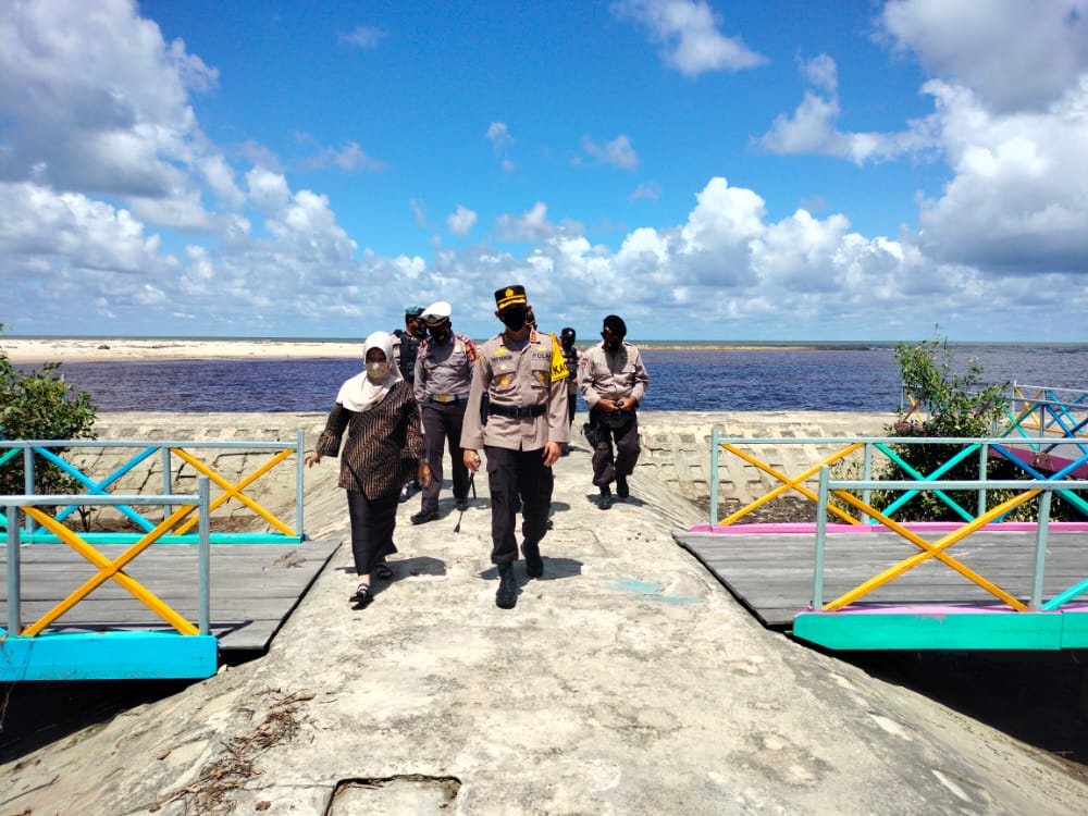 Kapolres Seruyan AKBP Bayu Wicaksono, S.H., S.I.K., M.Si. melakukan (Serpan Owis) yaitu kegiatan Seruyan Pantau Objek Wisata di Pantai Sungai Bakau yang terletak di Desa Sungai Bakau Kacamatan Seruyan Hilir Timur  Kabupaten Seruyan, Senin (10/05/2021). Foto : Tbn