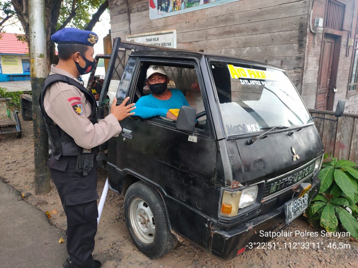 Personil Satpolairud Polres Seruyan, melaksanakan sosialisasi berupa tatap muka secara langsung tentang Saber Pungli di sekitar Dermaga bongkar muat Kuala Pembuang Kelurahan Kuala Pembuang I Kec. Seruyan Hilir Kab. Seruyan, Senin (10/05/2021) Pukul 09.00 Wib. Foto : Tbn